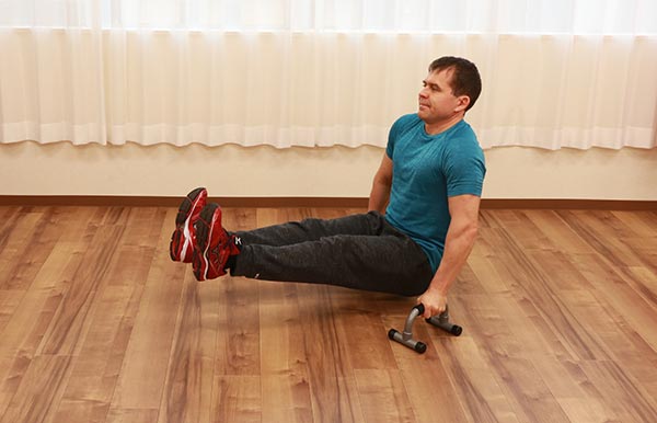 プッシュアップバーを使ってトレーニング