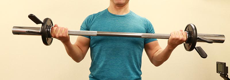 ストレートバーを握っている両手の写真