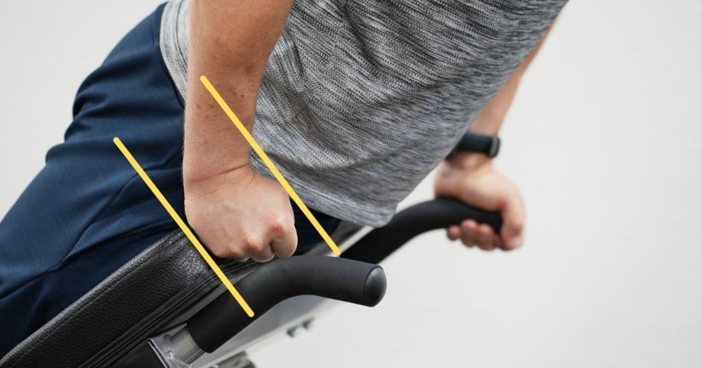 拳一つ分開けてマシンに乗る様子