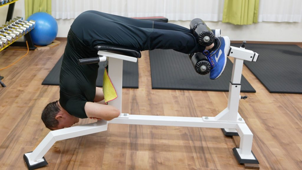 90度のバックエクステンションで行う様子