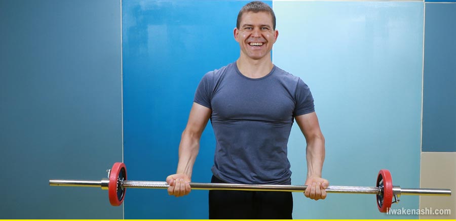 バーベルでバイセプスカールのトレーニングをしている写真