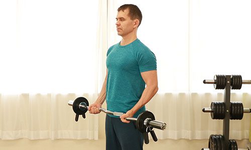 バイセプスカールでしっかりとおろせていない様子