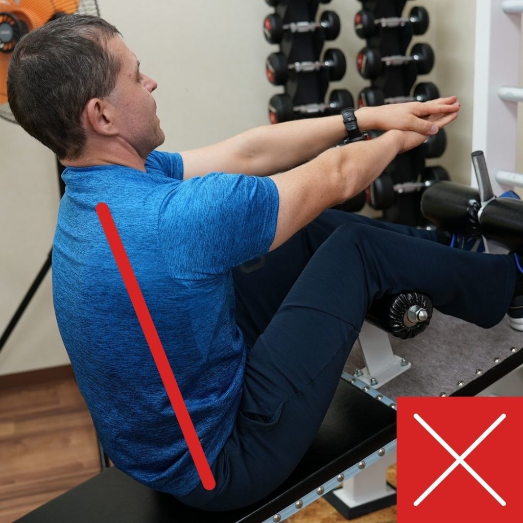 背中を伸ばした間違いのクランチ