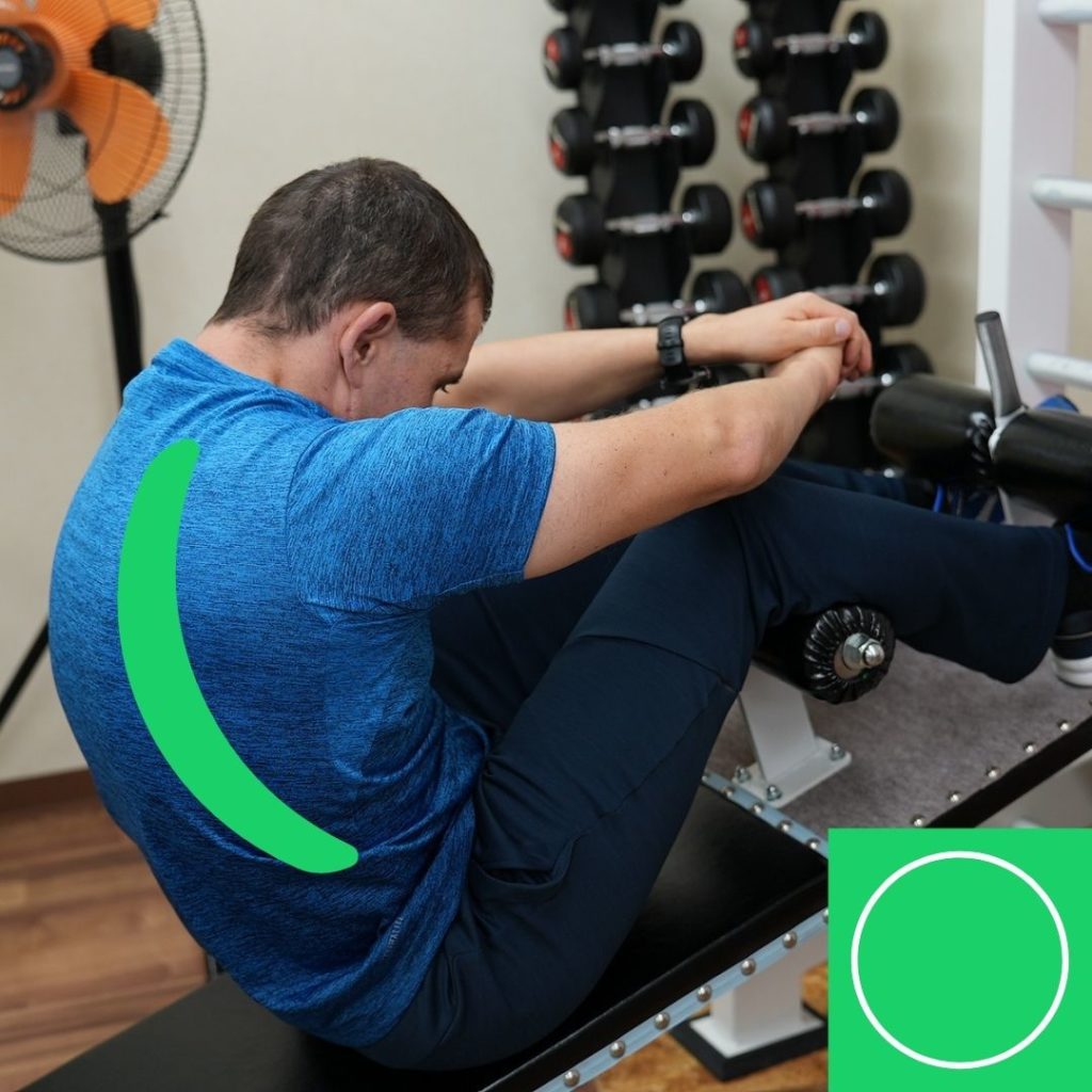 背中を丸めた正しいクランチ