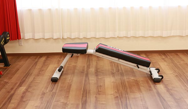 ジムのデクラインベンチ