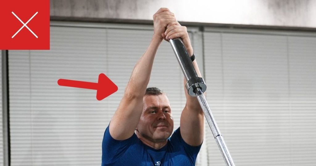 肘を伸ばし切ったダメなフォーム