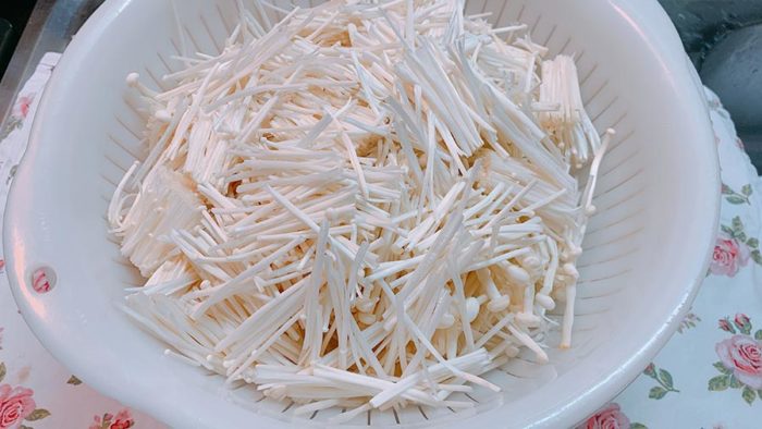 ざるにカットされたえのき