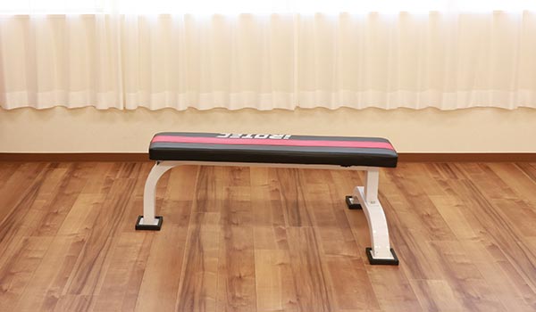 ジムにあるフラットベンチ