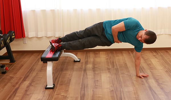 ベンチを使ってサイドプランクの写真