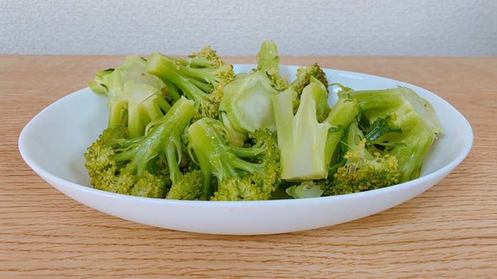 茹でられたブロッコリーがお皿に盛り付けられた写真