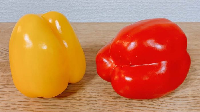 黄色のパプリカと赤のパプリカの写真