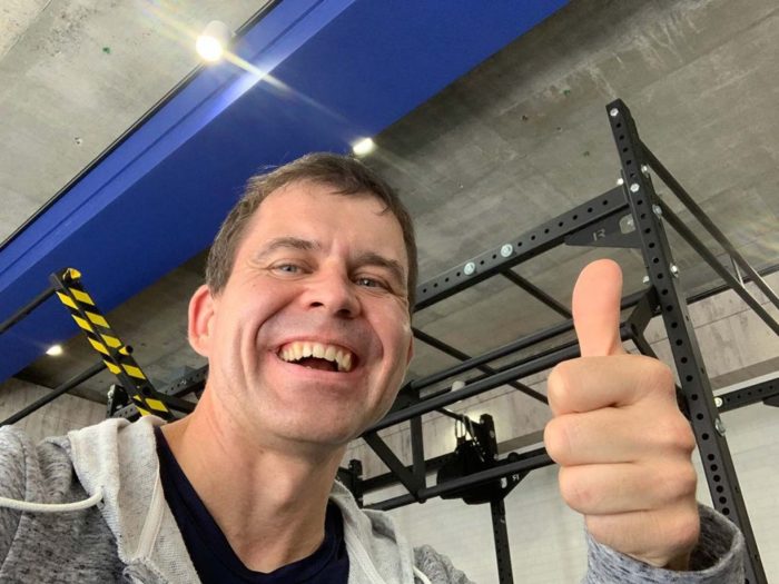 ジムでグットポーズをする男性（Dr.heiki）の写真