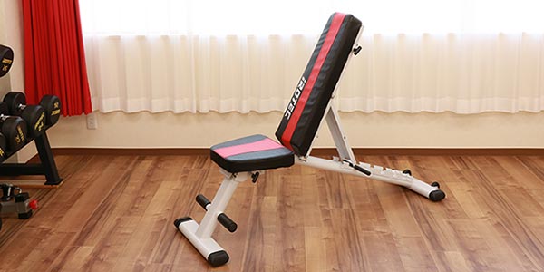 ジムにあるインクラインベンチ