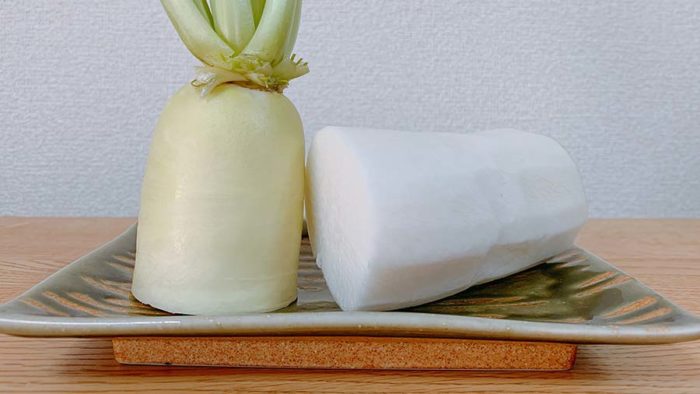 半分に切られた大根がお皿にもられている写真