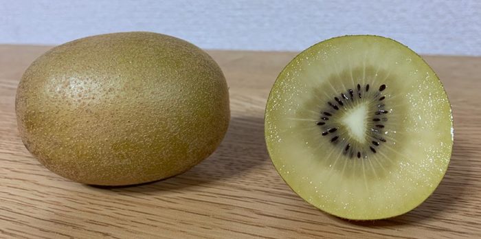 半分にカットされたキウイとカットされていないキウイ