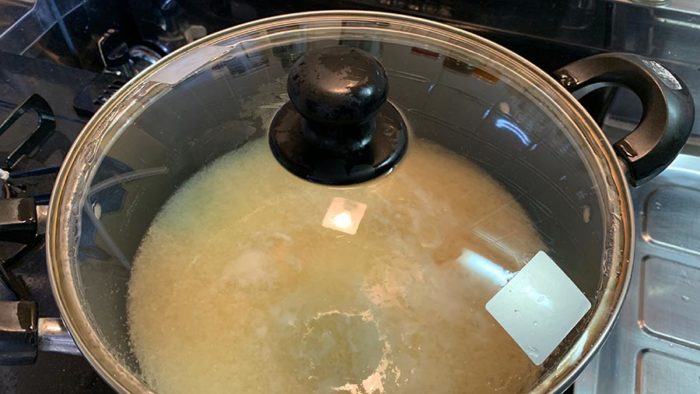 味噌スープが入っている鍋