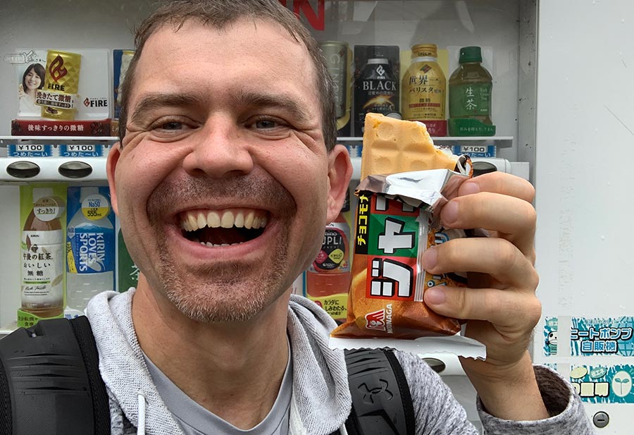 チョコモナカを持っている男性(Dr.ヘイキ)の写真