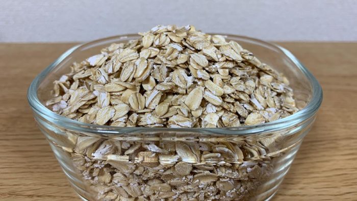 ガラス皿に入ったオートミール