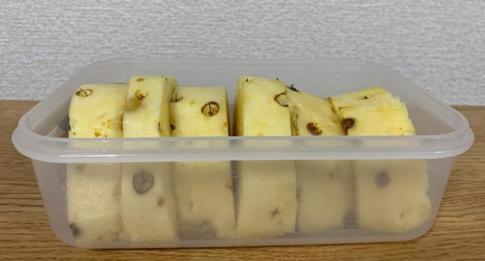 タッパーに入っているカットされているパインアップル