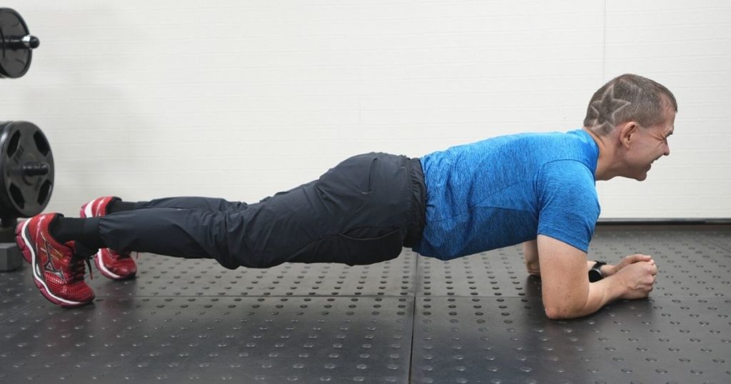 肘を曲げた強度が高いプランク