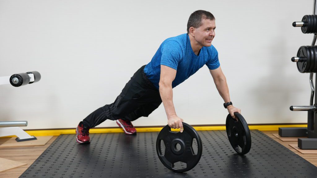 プレートプッシュアップをする様子