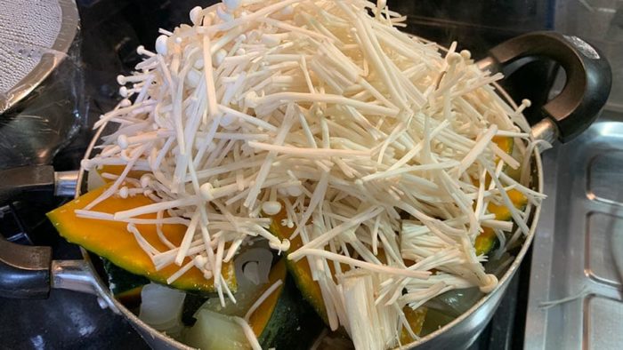 鍋に野菜がパンパンに入っている写真