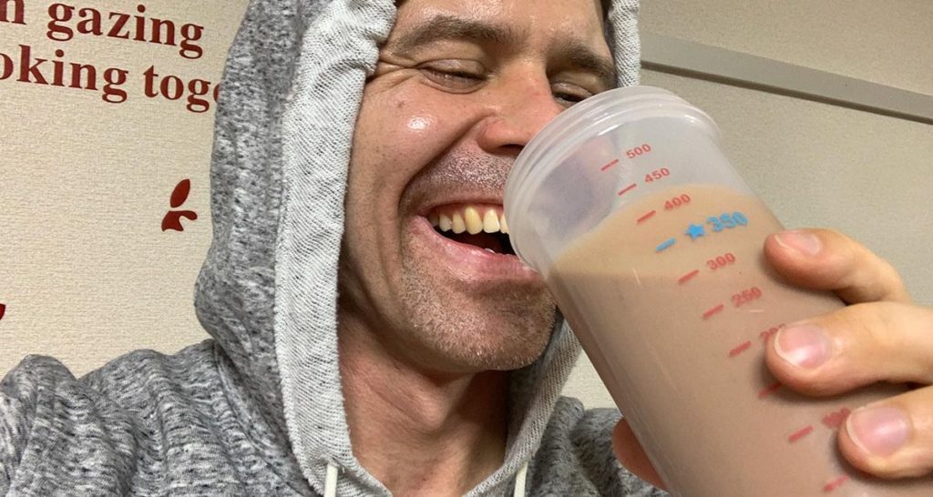 プロテインシェイクを飲んでいる男性が(Dr.ヘイキ)の写真