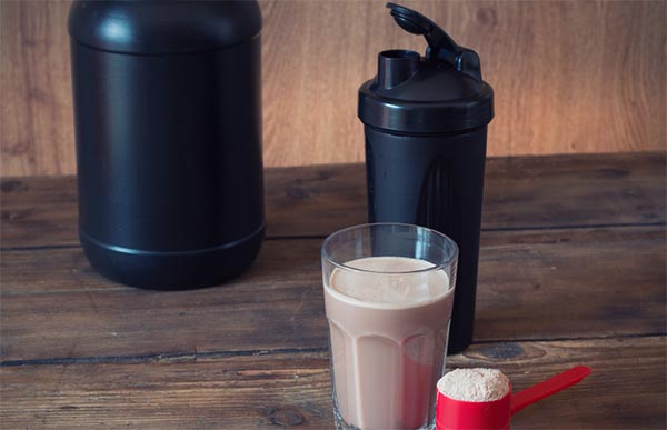プロテインドリンクとシェイカー