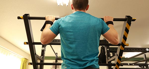 リストストラップを使って懸垂をしている写真
