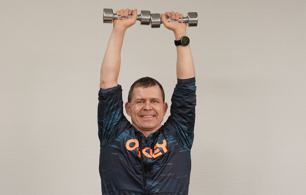 ショルダープレスでダンベルを上げる様子