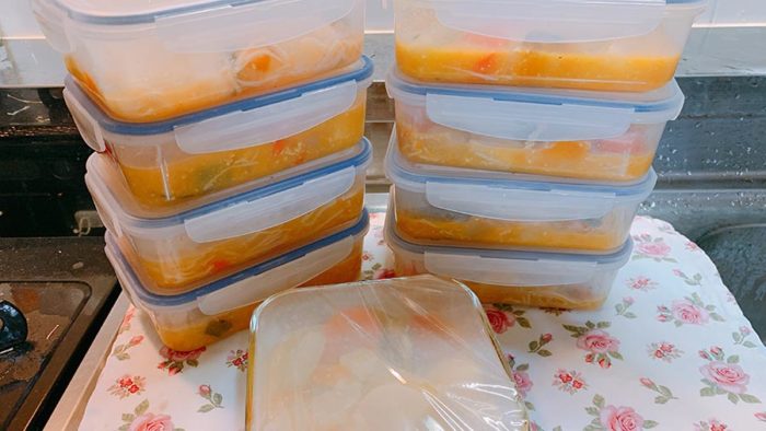 野菜スープが9つのタッパーに入っている写真