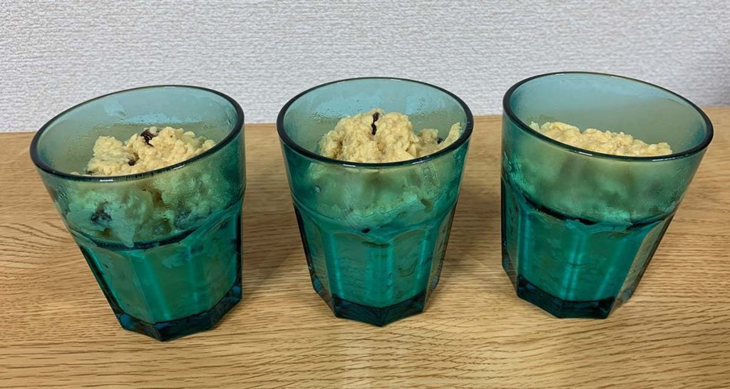 スクランブルエッグが3つの青のコップに入っている写真