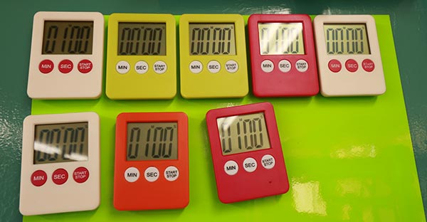 カラフルな8つのキッチンタイマー