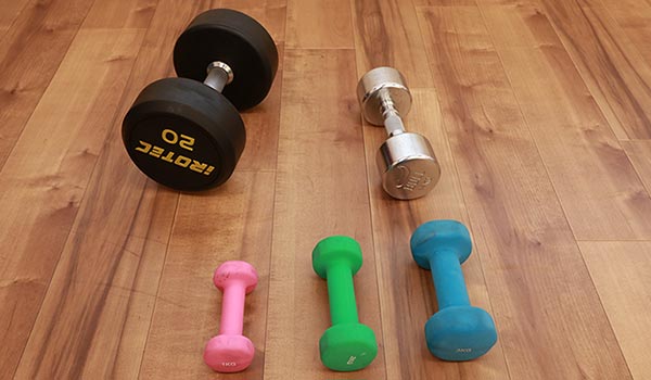 様々の重さと形のダンベル