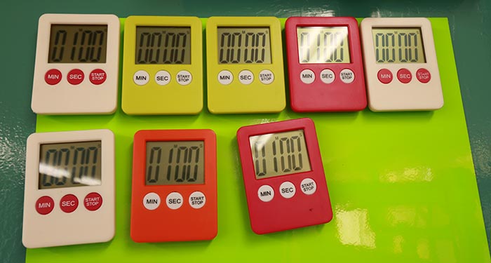 カラフルな8つのキッチンタイマー