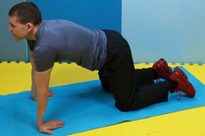 マットの上で手の平を床につけ、四つん這いになっている男性(ヘイキさん)