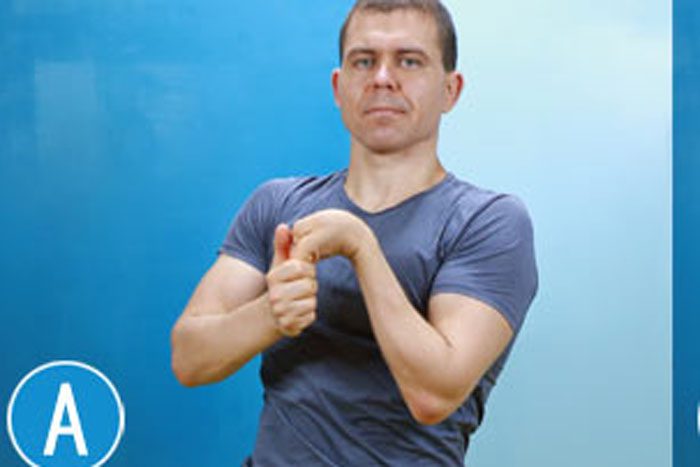 手の平をストレッチしている男性(ヘイキさん)