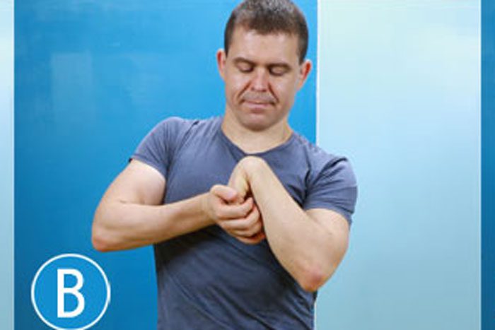 手の甲をストレッチしている男性(ヘイキさん)