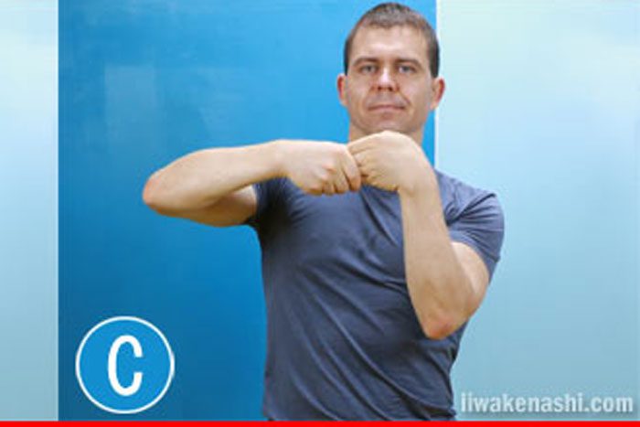 手首のサイドをストレッチしている男性(ヘイキさん)
