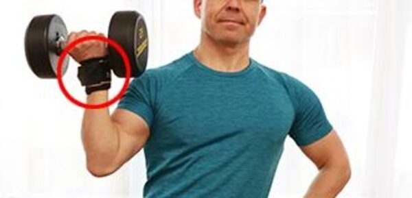 リストラップを使ってダンベルトレーニングをしてる様子