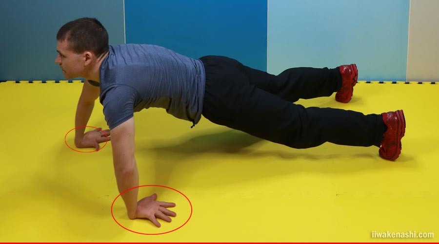 男性(ヘイキさん)がマットの上で手の甲を下にし、腕立て伏せをしている写真