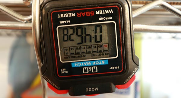 ぶら下がっているストップウォッチ