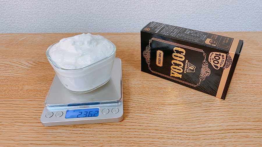 236.2グラムのヨーグルトと森永ココアの箱
