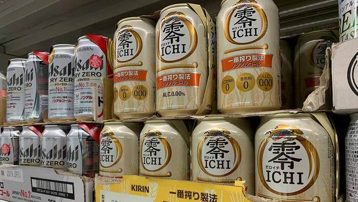 アサヒとキリンの缶ビールが並んでいる写真