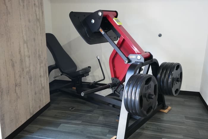 赤いレッグプレスマシーンの写真