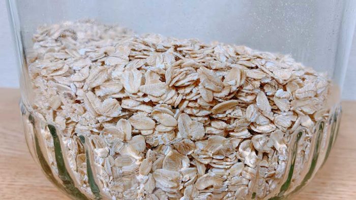 瓶に入っているオートミールの写真