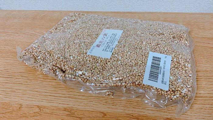 袋に入った蕎麦の実の写真