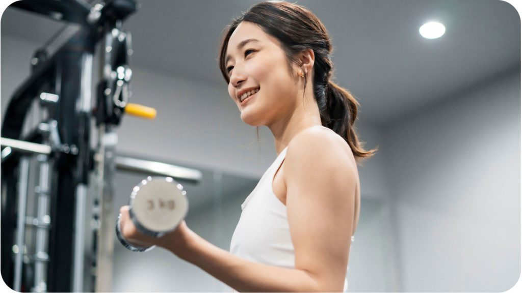 女性が鍛えている写真