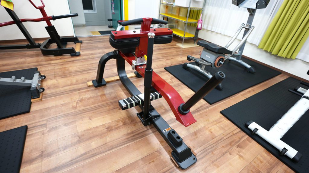 北欧ジムの赤いふくらはぎマシン